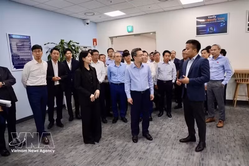 La delegación encabezada por Nguyen Thanh Nghi realiza una sesión de trabajo en el Centro de Investigación y Desarrollo de Samsung Vietnam, en Hanói. (Foto: VNA)