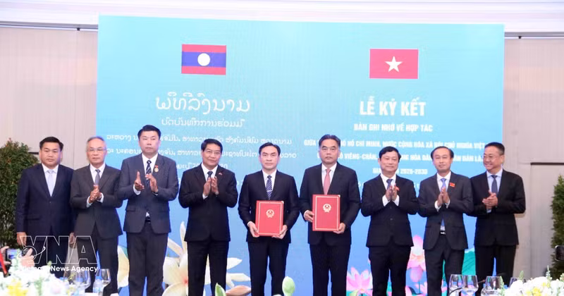 Representantes de Ciudad Ho Chi Minh y Vientiane firman el memorando de entendimiento para impulsar la cooperación bilateral durante el período 2026-2030. (Foto: VNA)