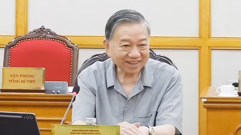 El secretario general del Partido Comunista y presidente de Vietnam, To Lam, preside la reunión.