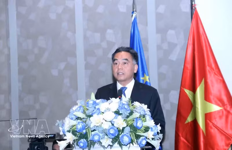 El vicepresidente permanente del Comité Popular de Ciudad Ho Chi Minh, Nguyen Loc Ha, interviene en la cita (Foto: VNA)