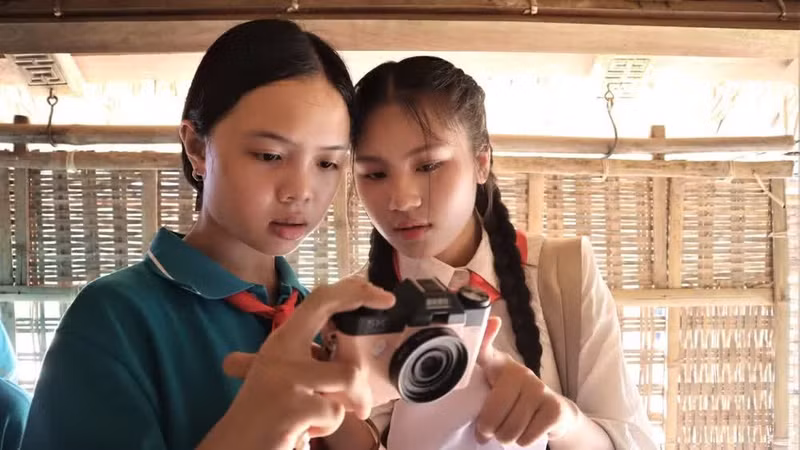 Los estudiantes fotografían objetos vinculados a la infancia del Tío Ho.