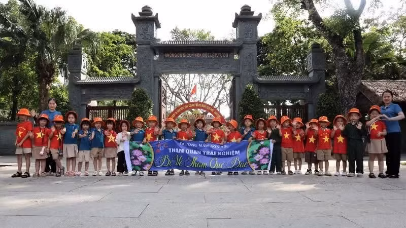 Los niños visitan la tierra natal del Tío Ho. Entre el inmenso amor que el Presidente Ho Chi Minh dedicó al pueblo vietnamita, existía un cariño especialmente profundo hacia los adolescentes y los niños.