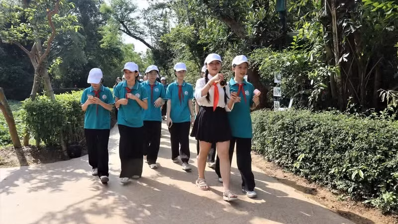 Alumnos destacados de la Escuela Secundaria Le Loi, visitan la Zona Nacional de Reliquias Especiales de Kim Lien.