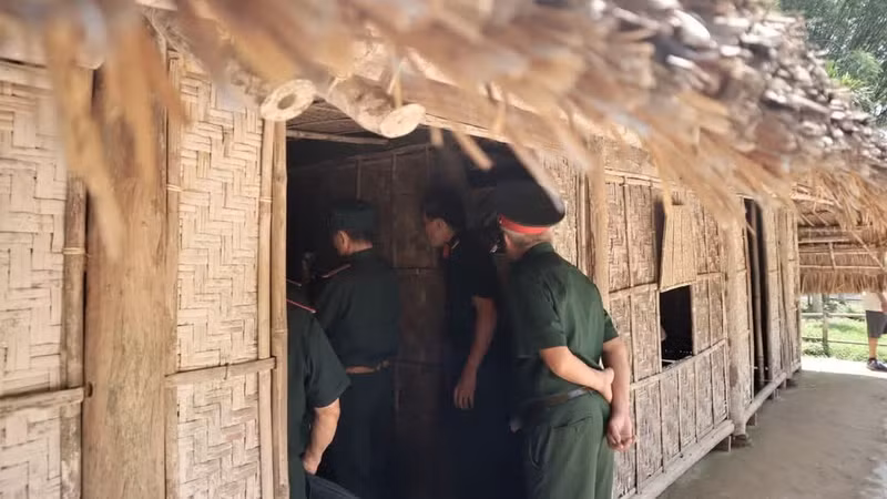 La sencilla casa de techo de paja conserva recuerdos sagrados.