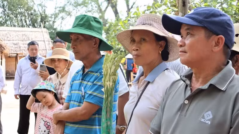Los visitantes escuchan historias entrañables y sencillas sobre la vida del Presidente Ho Chi Minh.