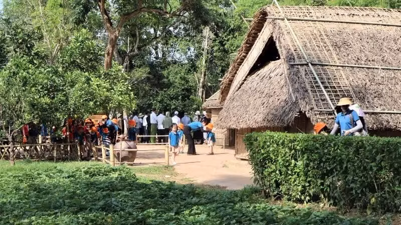 Los visitantes recorren la casa del Nguyen Sinh Sac, padre del Presidente Ho Chi Minh, en la aldea de Sen.