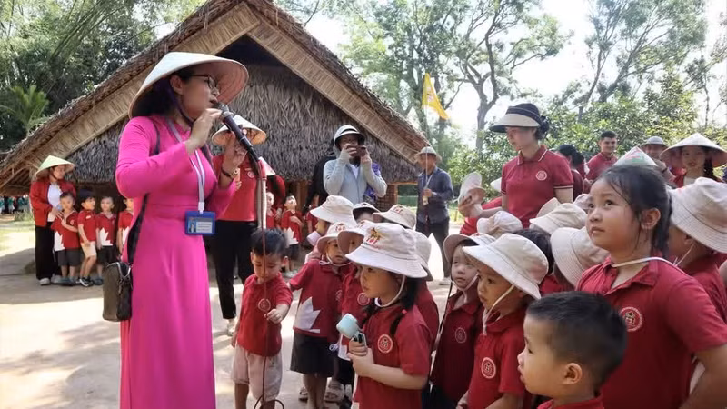 Numerosos niños regresan a la tierra natal del Tío Ho.