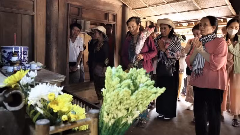 Se ofrecen ramos de flores de loto y lirios blancos al Presidente Ho Chi Minh.