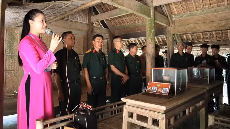 Veteranos de guerra de las provincias norteñas en la tierra natal del Tío Ho.