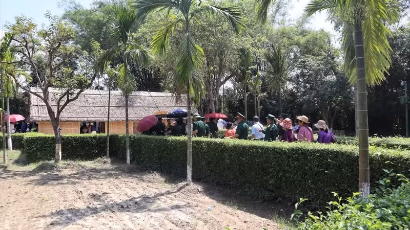 Visitantes en el conjunto histórico de Hoang Tru, la tierra natal materna del Presidente Ho Chi Minh.
