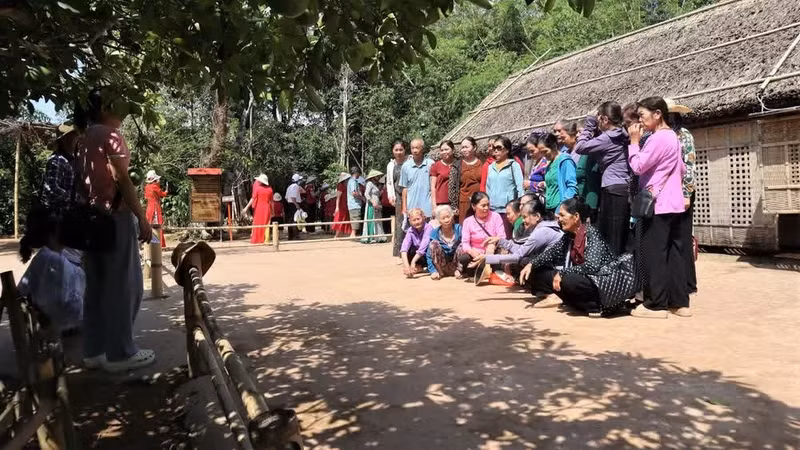 Cada año, la Zona Nacional de Reliquias Especiales de Kim Lien recibe como promedio más de dos millones de visitantes nacionales e internacionales.