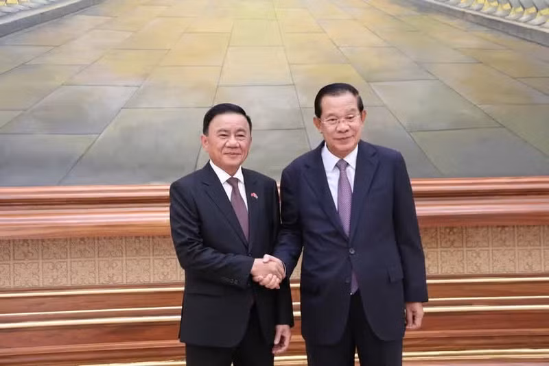 El miembro del Buró Político e integrante permanente del Secretariado del Comité Central del Partido Comunista de Vietnam (PCV), Tran Cam Tu, (izquierda) se reúne con el jefe de Estado interino, presidente del Partido Popular de Camboya y titular del Senado, Hun Sen.