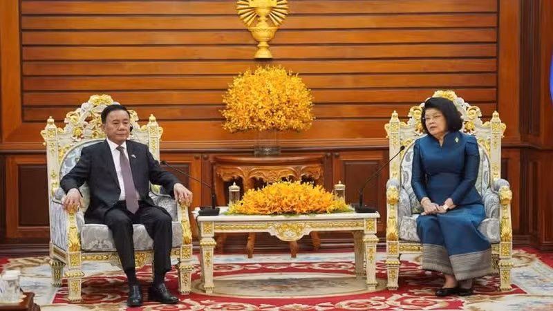 El miembro del Buró Político y miembro permanente del Secretariado del Comité Central del Partido Comunista de Vietnam, Tran Cam Tu, se reúne con la presidenta de la Asamblea Nacional de Camboya, Khuon Sudary.