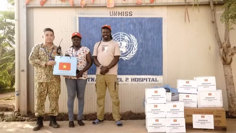 Funcionarios y personal del Hospital de Campaña de segundo nivel número 7 entregan suministros médicos a la Asociación de Enfermería y Partería de Sudán del Sur en Bentiu, estado de Unity.