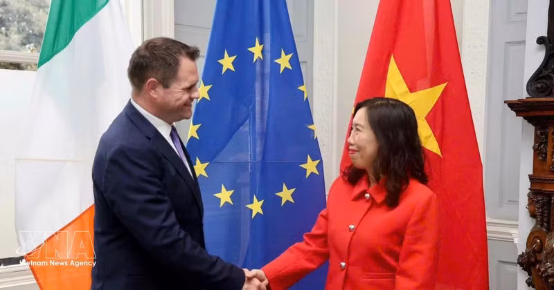 La vicecanciller vietnamita Le Thi Thu Hang y el secretario de Estado del Ministerio de Asuntos Exteriores y Comercio de Irlanda, Neale Richmond. (Fuente: VNA)
