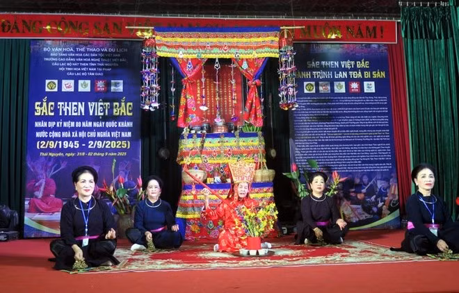 La artista Nong Thi Lim, de la provincia de Lang Son (en rojo), practica el canto Then. (Fuente: VNA)