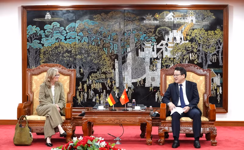 El viceministro de Finanzas Tran Quoc Phuong conversa con Christiane Laibach, miembro del Consejo Ejecutivo del Banco de Desarrollo KfW. (Foto: mof.gov.vn)