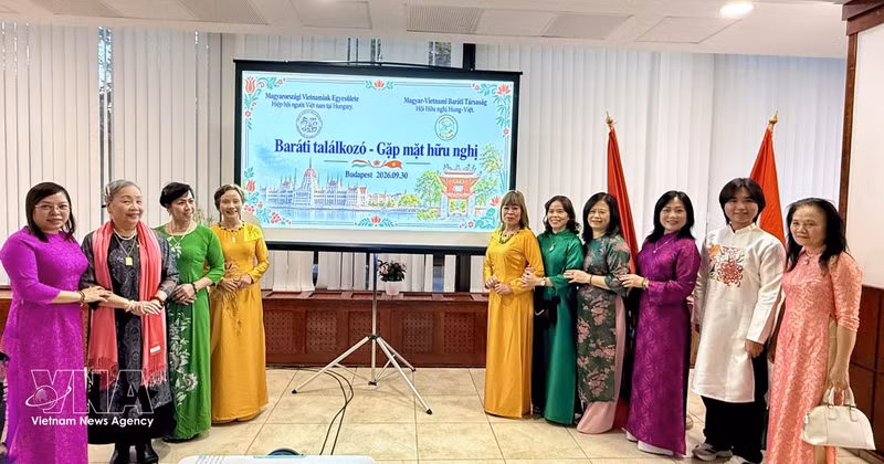 Representantes de la Asociación de Amistad Hungría-Vietnam y la Asociación de Vietnamitas en Hungría en la cita. (Foto: VNA)