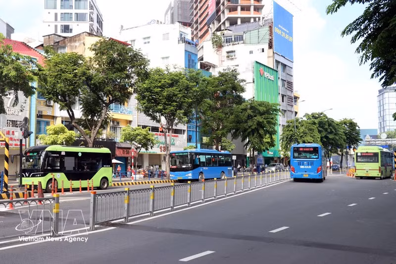 Autobuses operan en la calle Ham Nghi, Ciudad Ho Chi Minh (Foto: VNA)