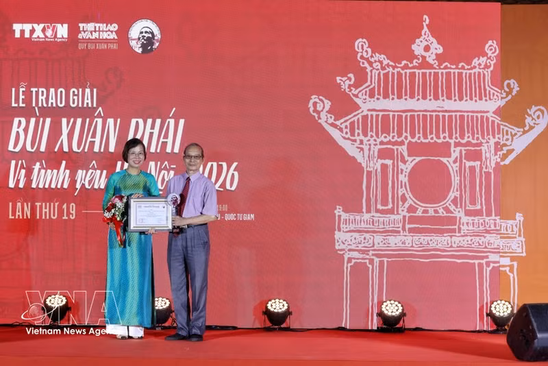 Vu Viet Trang, directora general de la VNA entrega el premio al escritor Bang Viet. (Foto: VNA)