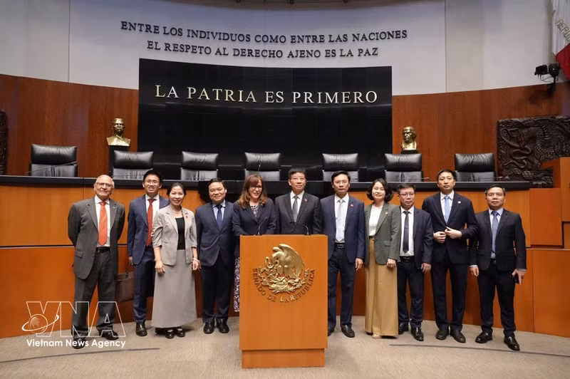 La delegación vietnamita se reúne con representantes del Senado de México. (Foto: VNA)