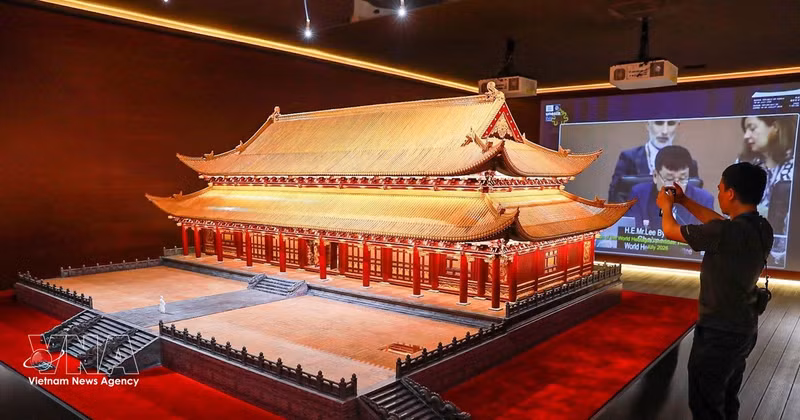 Un visitante contempla la maqueta reconstruida del Palacio Kinh Thien. (Foto: VNA)
