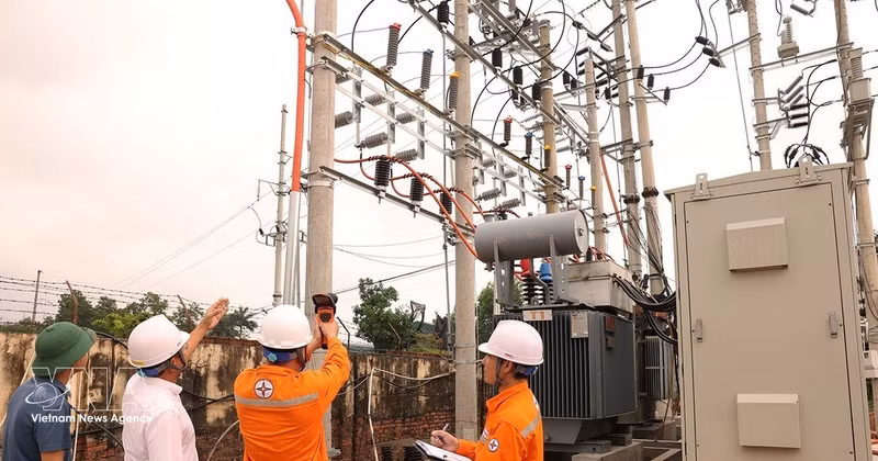 Trabajadores de EVNNPC inspeccionan y asesoran a las empresas sobre el uso seguro, económico y eficiente de la electricidad. (Foto: VNA)