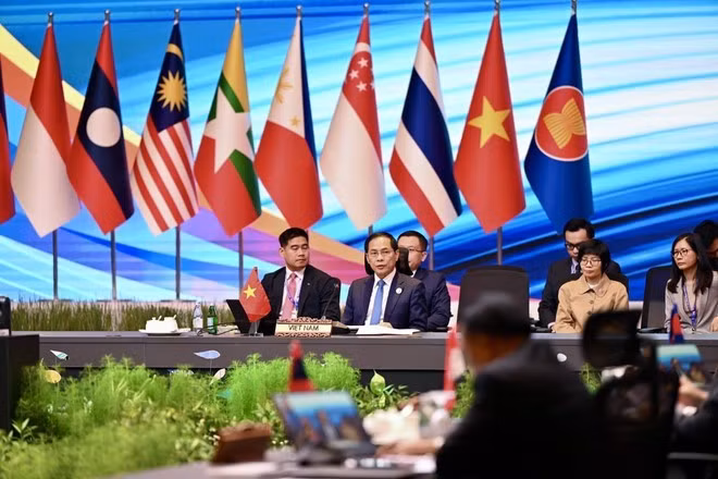 El viceprimer ministro y ministro de Relaciones Exteriores, Bui Thanh Son, encabezó una delegación de Vietnam en la Reunión Ministerial Asean-Reino Unido celebrada el 11 de julio en Malasia. (Foto: VNA)