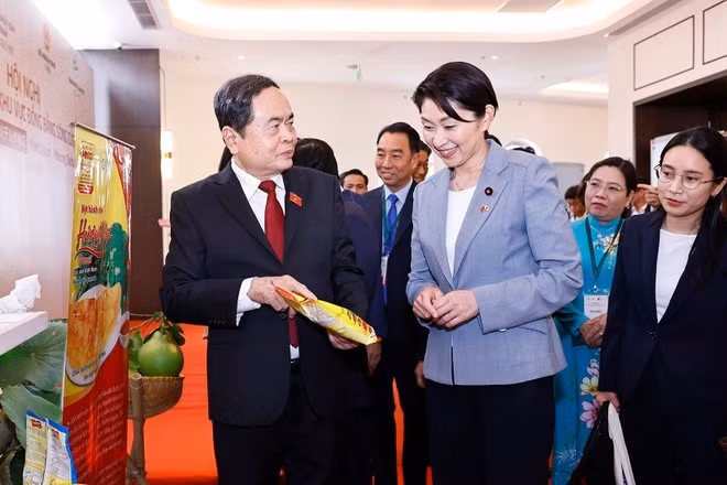 El presidente de la Asamblea Nacional de Vietnam, Tran Thanh Man, y la presidenta de la Alianza Parlamentaria de Amistad Japón-Vietnam, Obuchi Yuko, visitan una exposición en la cita (Foto: VNA)