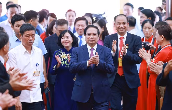El primer ministro vietnamita, Pham Minh Chinh, y delegados. (Fuente: VNA)