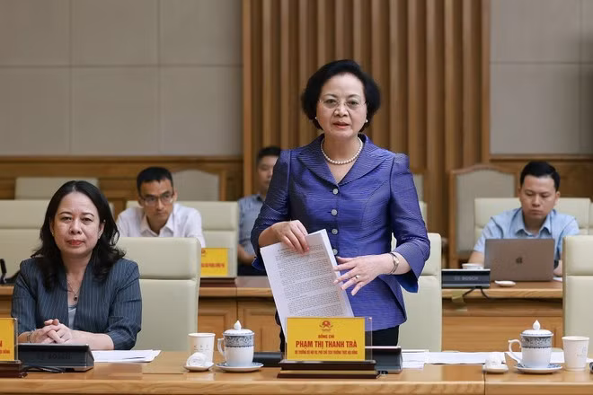 La ministra del Interior y vicepresidenta permanente del Consejo Central de Emulación y Recompensas, Pham Thi Thanh Tra, interviene en la cita (Foto: VNA)