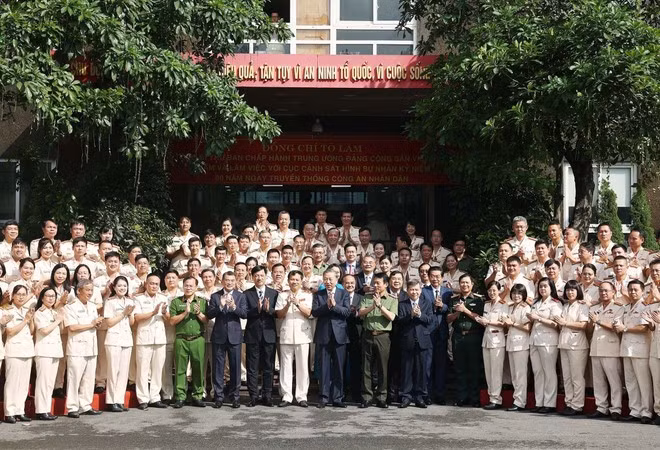 El secretario general del Partido Comunista de Vietnam, To Lam, y los delegados (Foto: VNA)