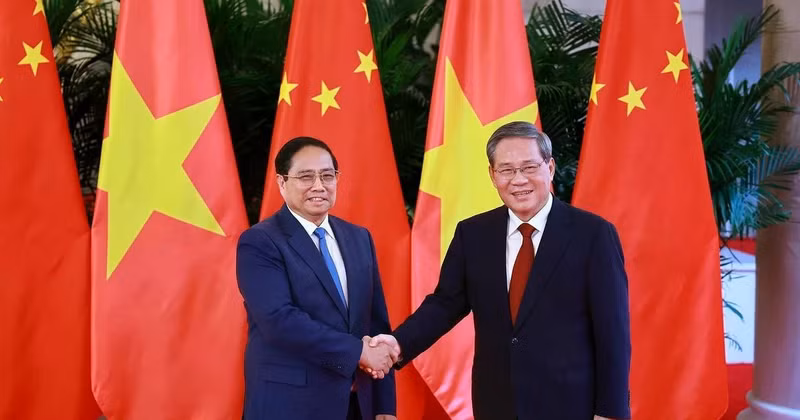 El primer ministro vietnamita, Pham Minh Chinh, y su homólogo chino, Li Qiang. (Fuente: VNA) 