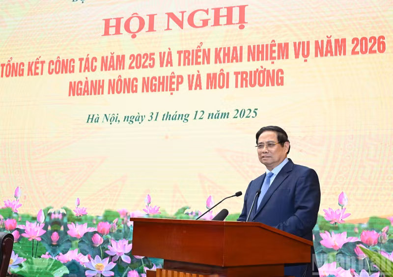 El jefe del Gobierno vietnamita, Pham Minh Chinh, toma la palabra en el evento.