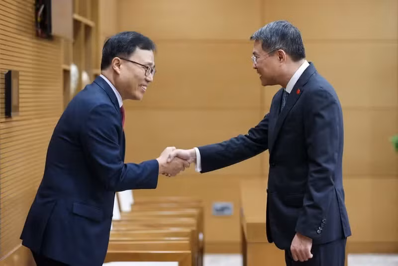 El primer ministro vietnamita, Le Minh Hung, (derecha) recibe al embajador saliente de Corea del Sur en Vietnam, Choi Young Sam.