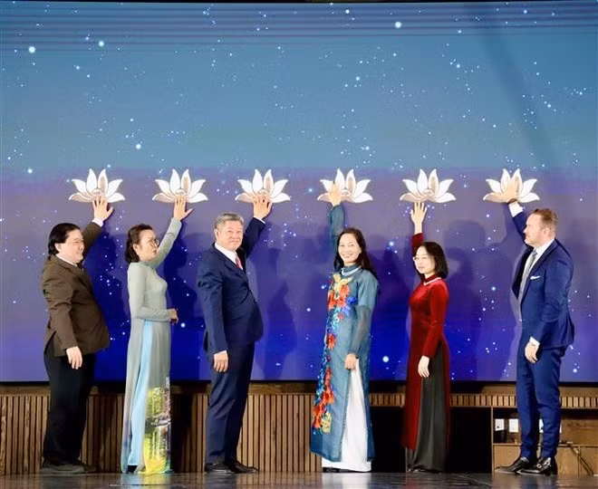 Delegados participan en la ceremonia de inauguración de la ruta aérea directa Ciudad Ho Chi Minh - Copenhague (Dinamarca). (Fuente: VNA)