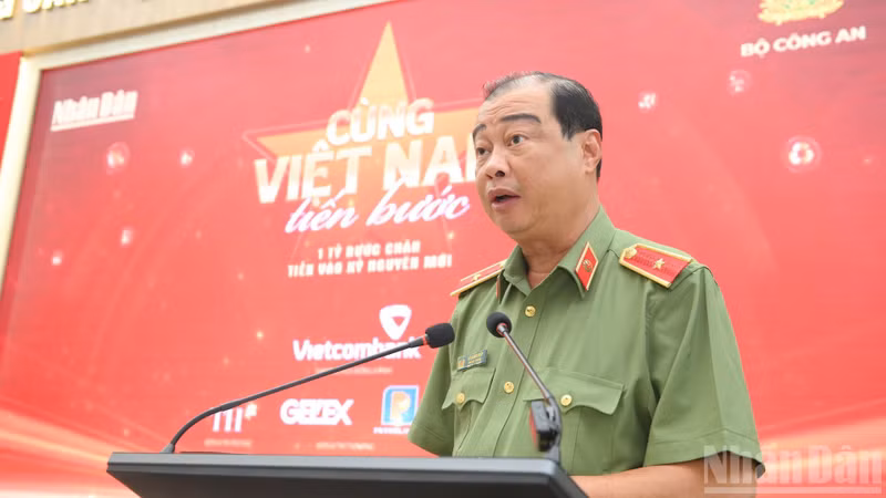 El general de brigada Le Hong Hiep, subjefe del Departamento de Trabajo Político del Ministerio de Seguridad Pública, toma la palabra en la cita.