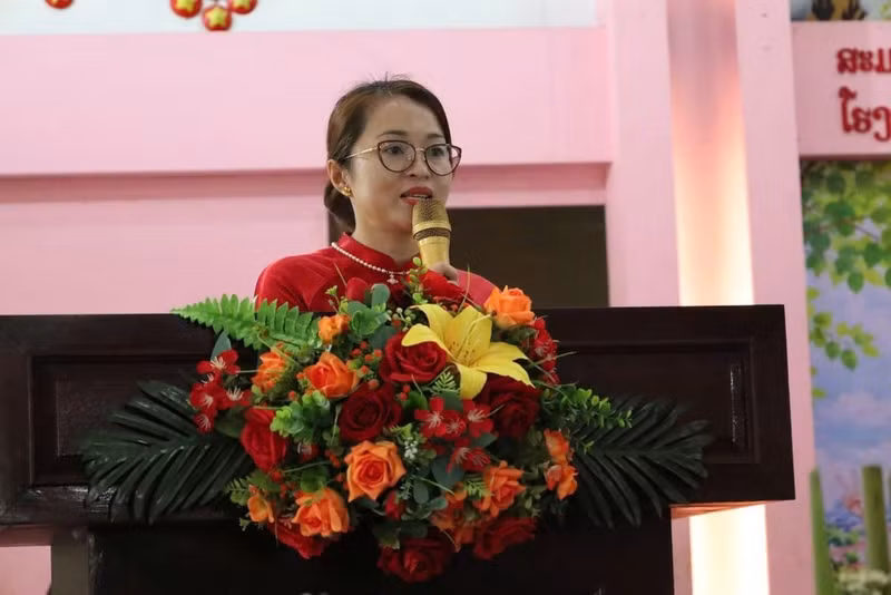 La directora interina de la Escuela Bilingüe Laos-Vietnam Nguyen Du, Namthip Inthavong, informa sobre el quehacer del centro en la inauguración del curso. (Foto: Trinh Dung)