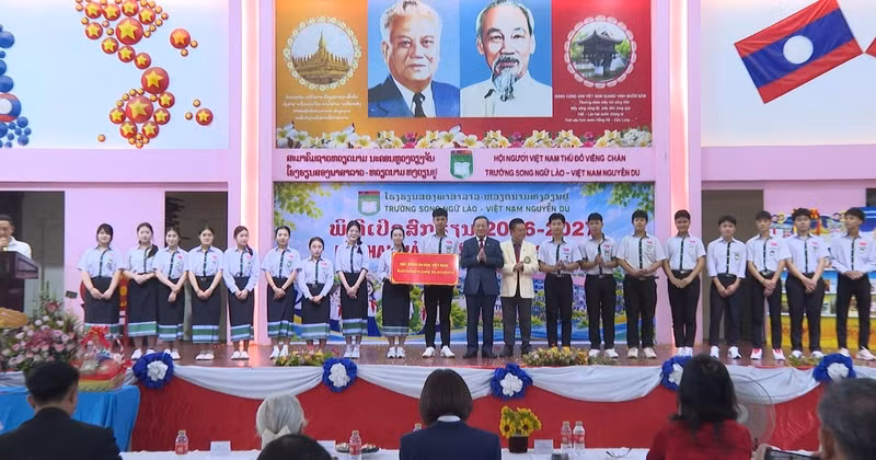 El embajador de Vietnam en Laos, Nguyen Minh Tam entrega becas a estudiantes de la escuela. (Foto: Trinh Dung)