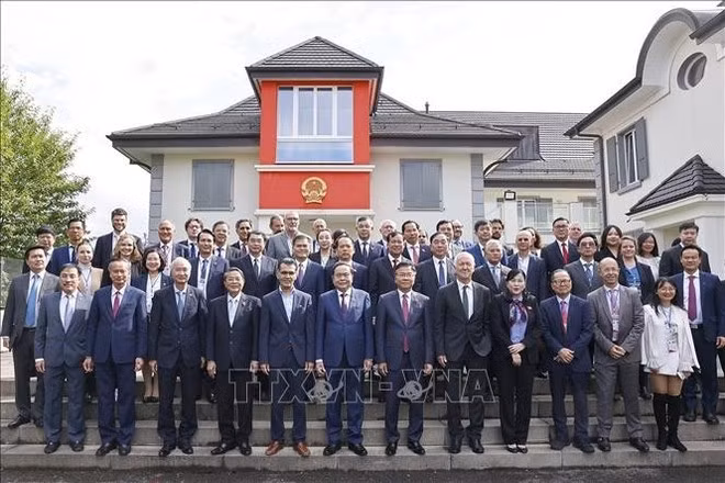 El presidente de la Asamblea Nacional vietnamita, Tran Thanh Man, y los delegados posan para una foto de grupo. Foto: VNA
