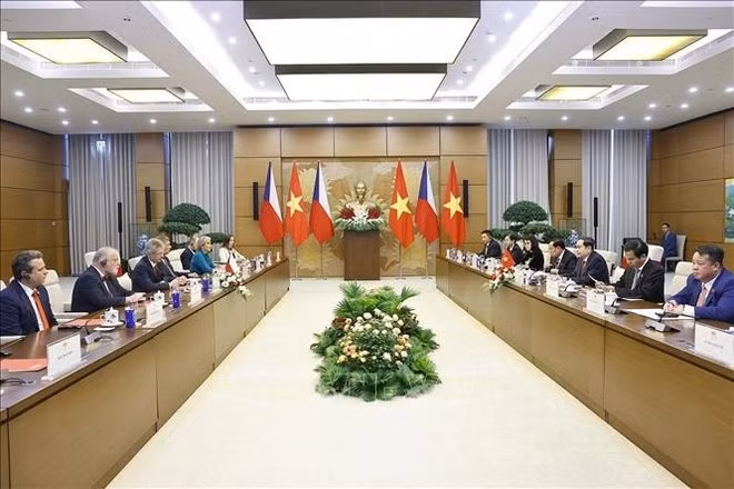 El presidente de la Asamblea Nacional de Vietnam, Tran Thanh Man, y el presidente del Senado de la República Checa, Milos Vystrcil, en la conversación oficial. (Foto: VNA)