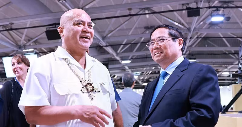 El primer ministro de Vietnam, Pham Minh Chinh (derecha) y su homólogo de Tuvalu, Feleti Penitala Teo (Fuente: VNA)