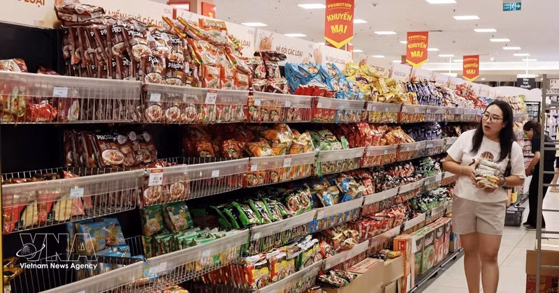 Los clientes seleccionan productos en el supermercado AEON Long Bien. (Foto: VNA)