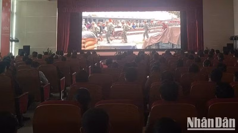 Proyectan la película “Lluvia Roja” en Laos