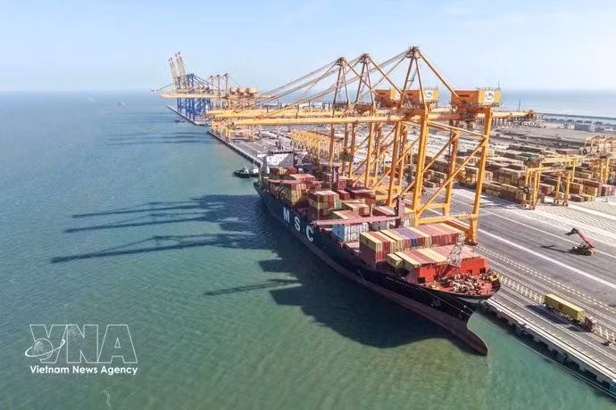 El primer buque comercial atraca oficialmente en los muelles 3 y 4 de la corporación del puerto de Hai Phong. (Foto: VNA)