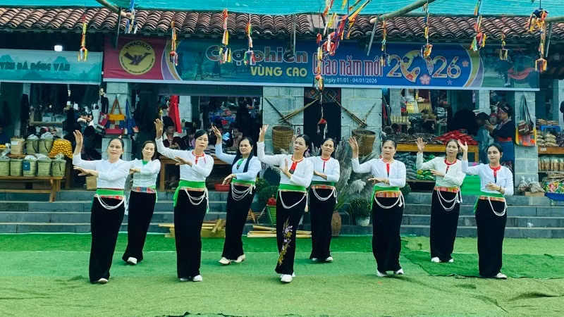 Aldea de Cultura y Turismo de las Nacionalidades de Vietnam celebra diversas actividades por el Tet
