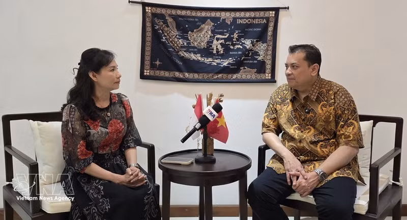 El doctor Arisman (derecha), director ejecutivo del Centro CSEAS de Indonesia en la entrevista. (Fuente: VNA)