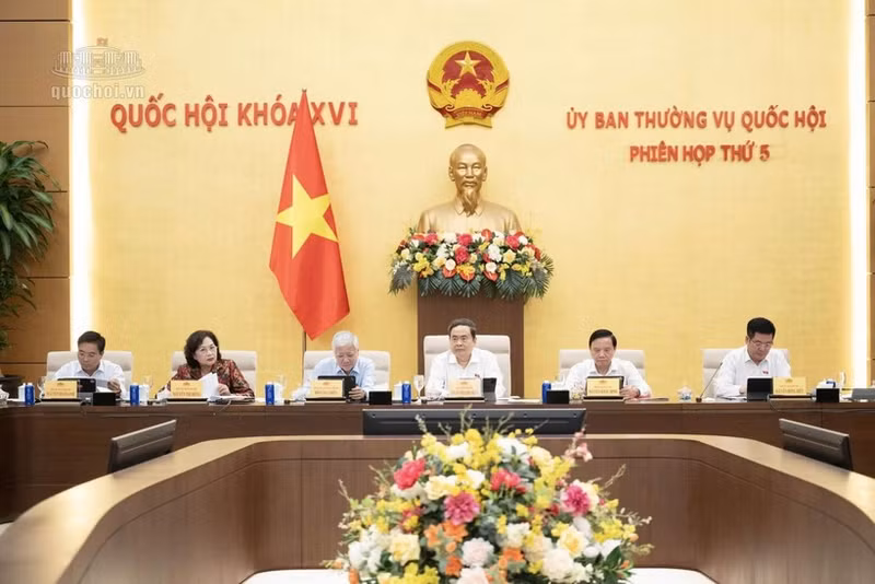 El presidente de la Asamblea Nacional, Tran Thanh Man, y otros subtitulares del Parlamento durante la sesión. (Foto: quochoi.vn)