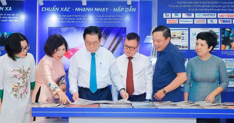 Nguyen Trong Nghia (tercero desde izquierda), miembro del Buró Político, secretario del Comité Central del Partido Comunista de Vietnam y jefe de su Comisión de Información, Educación y Movilización de Masas, visita el stand de la Agencia vietnamita de Noticias (Fuente: VNA)