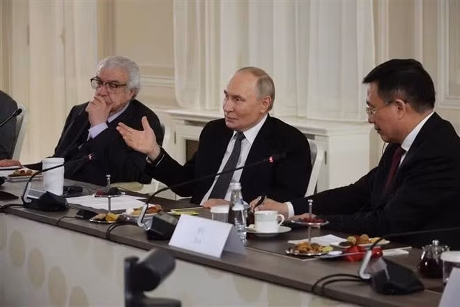El presidente ruso, Vladímir Putin, responde a las preguntas de jefes de las agencias de noticias de la OANA en la reunión (Foto: VNA)